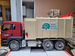 Camioncino Bruder per la raccolta differenziata