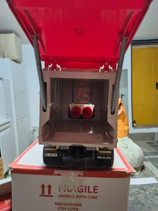 Camioncino Bruder per la raccolta differenziata