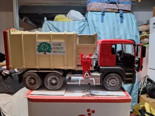 Camioncino Bruder per la raccolta differenziata