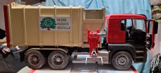 Camioncino Bruder per la raccolta differenziata