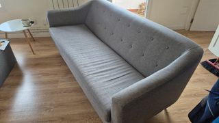 Sofá 3 plazas gris, patas madera