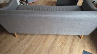 Sofá 3 plazas gris, patas madera