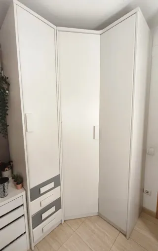 Armario esquinero blanco y gris
