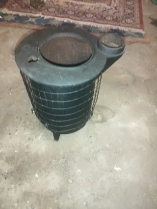 Estufa de leña metálica negra