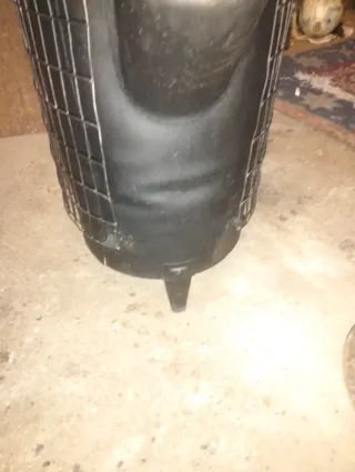 Estufa de leña metálica negra