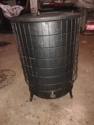 Estufa de leña metálica negra