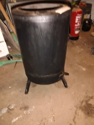 Estufa de leña metálica negra