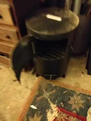 Estufa de leña metálica negra