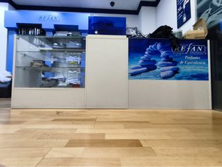 Mostrador de madera y cristal