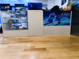 Mostrador de madera y cristal