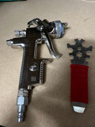 Pistola de barniz Sata