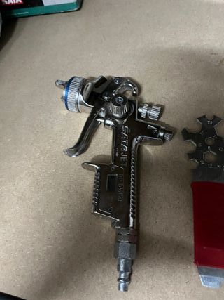 Pistola de barniz Sata