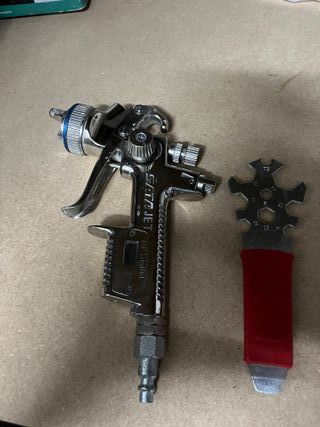 Pistola de barniz Sata