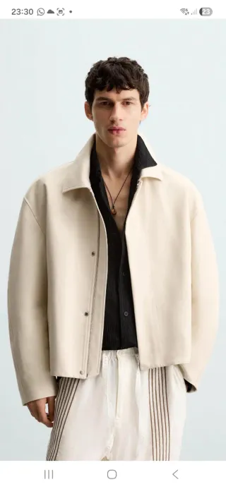 Cazadora bomber beige y negra del Zara