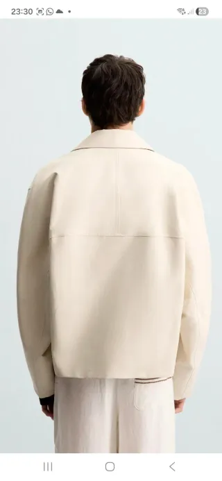 Cazadora bomber beige y negra del Zara