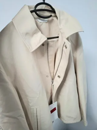 Cazadora bomber beige y negra del Zara