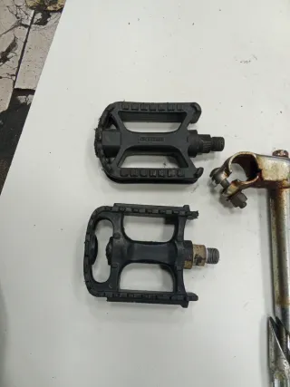 Lote piezas bicicleta: sillín, potencia, pedales