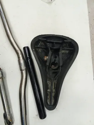Lote piezas bicicleta: sillín, potencia, pedales