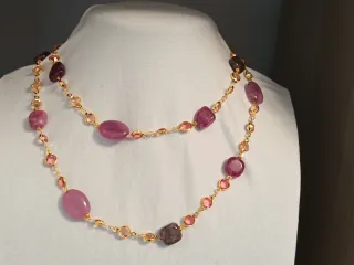 Collana con pietre rosa e viola