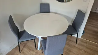 Mesa redonda lacada y 4 sillas