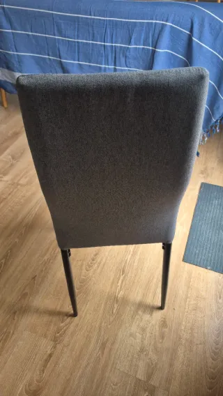 Mesa redonda lacada y 4 sillas