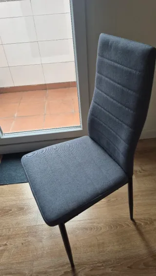 Mesa redonda lacada y 4 sillas