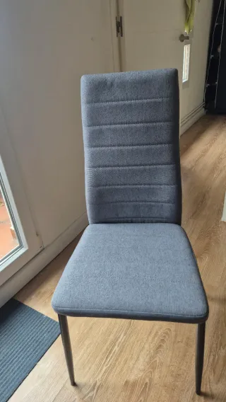 Mesa redonda lacada y 4 sillas