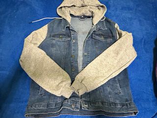 Chaqueta vaquera con capucha Talla 42