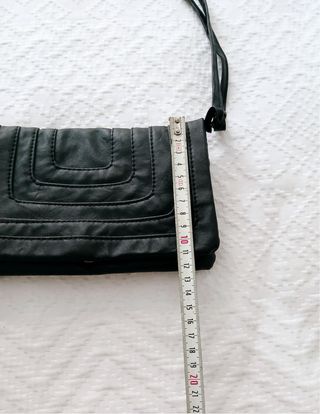 Bolso negro con cadena 20x10cm