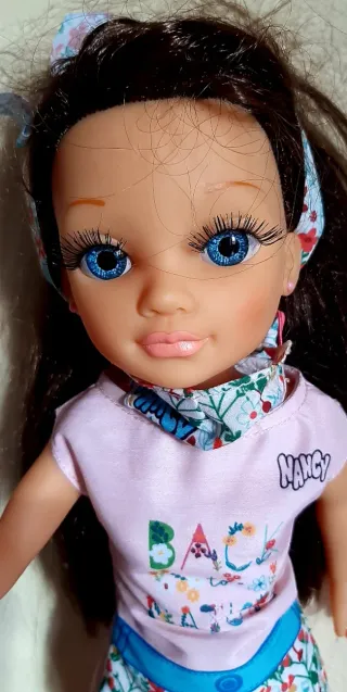 Muñeca Nancy con mascarilla floral