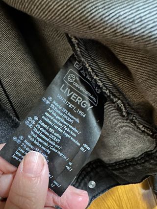 Chaqueta vaquera negra con capucha