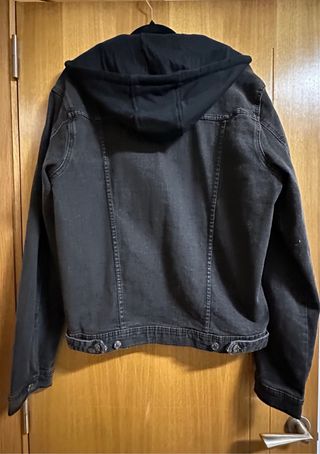 Chaqueta vaquera negra con capucha