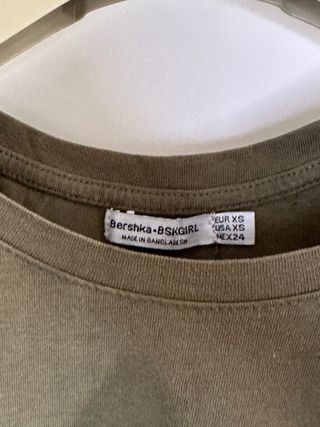 Camiseta Bershka verde militar