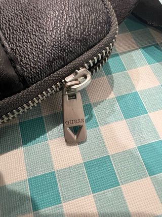 Bolsito Guess Negro/Gris Hombre