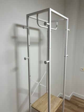 Perchero con estantes y ganchos nuevo