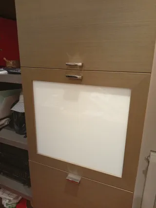 Mueble de madera y cristal