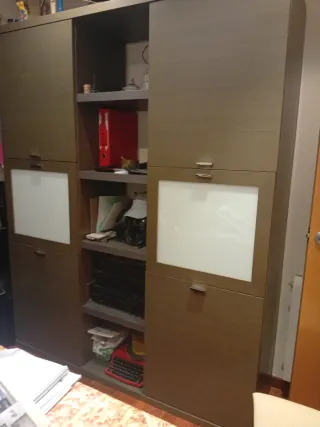 Mueble de madera y cristal