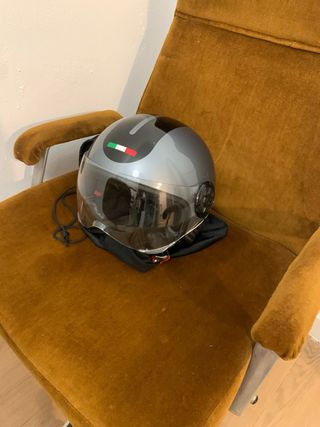 Casco de moto gris con visera