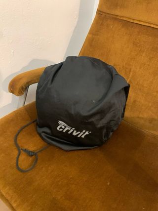 Casco de moto gris con visera