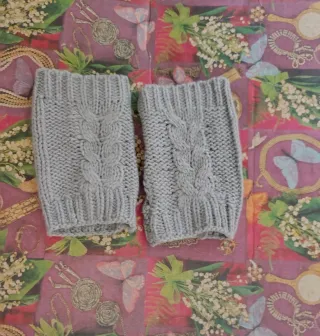 Cappello nero luminoso e guanti grigi