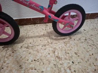 Bicicleta infantil rosa sin pedales