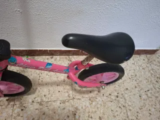 Bicicleta infantil rosa sin pedales