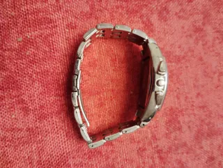 Reloj de pulsera plateado y negro