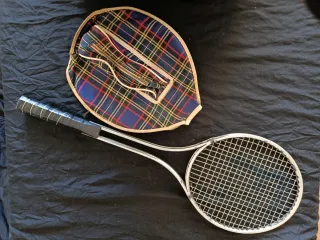 Raqueta de tenis con funda