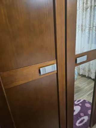 Armario de madera con espejos