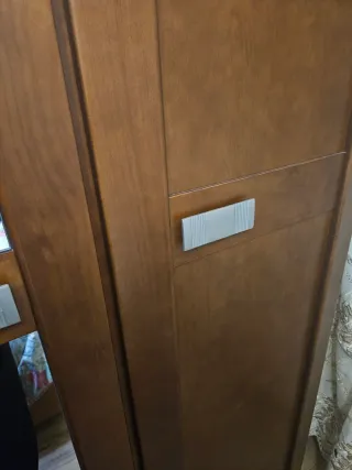 Armario de madera con espejos