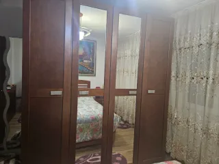 Armario de madera con espejos