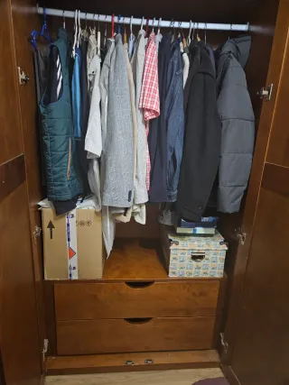 Armario de madera con espejos