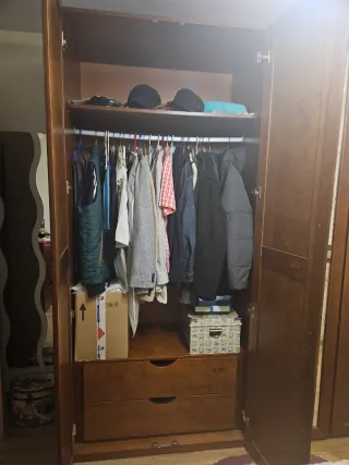 Armario de madera con espejos