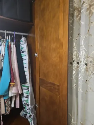 Armario de madera con espejos